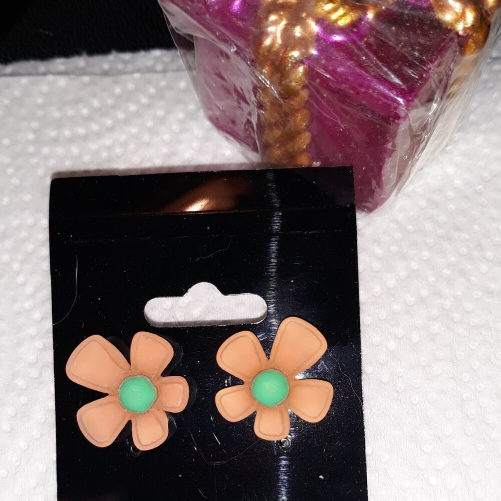 Daisey Earrings Designer inspired peach with green center pastel Daisy Earrings